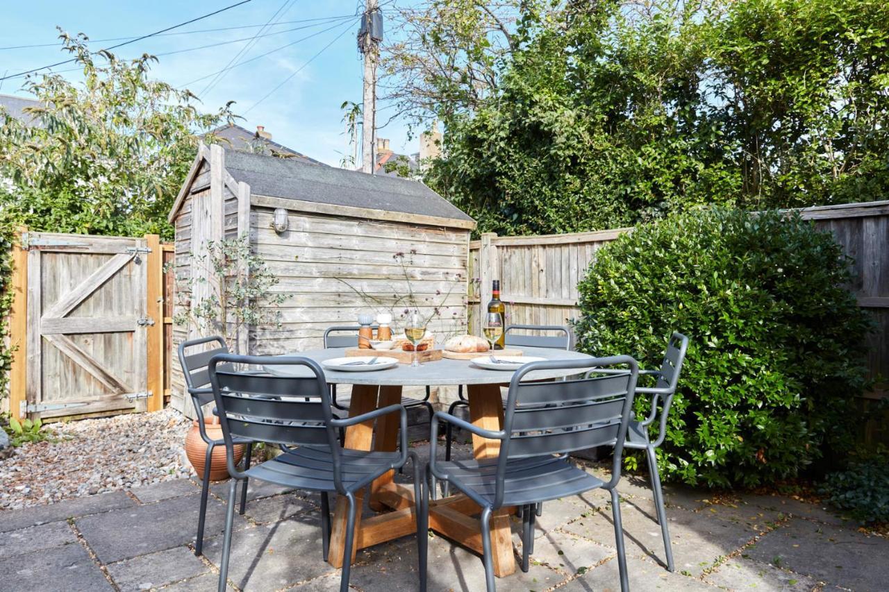 A Cool Coastal Retreat On Kingsdown Beach - The White House Villa Deal Exterior photo